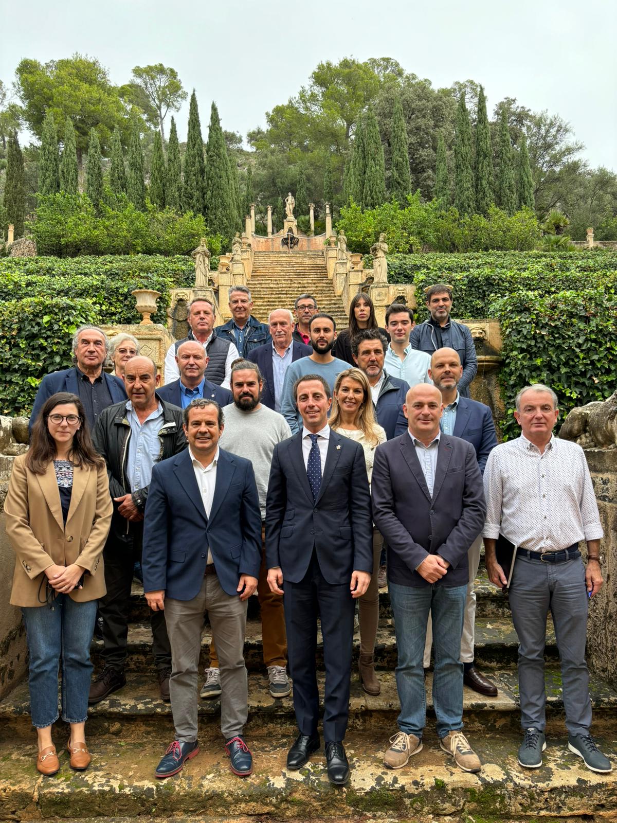 El president del Consell de Mallorca, el conseller de Presidència, el director insular de la Serra de Tramuntana i representants dels vint municipis